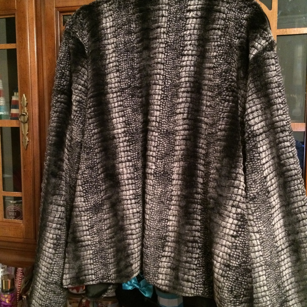 AVENUE FAUX FURRY CAPELET JACKET 30/32 NWT - Picture 2 of 3